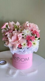 Nezhnaya kompozitciya s dobavleniem frantcuzskoj rozi, diantusov i hrizantemi