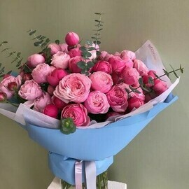 Buket s dobavleniem kustovoj rozi,evkalipta