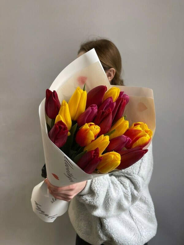 Весенний букет из 19 разноцветных тюльпанов, стандартный