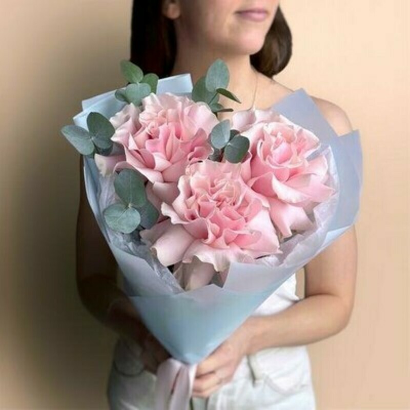 Нежный букет комплимент французские розы и эвкалипт, стандартный