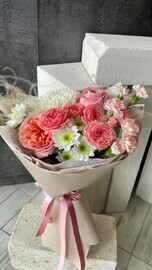Nezhnij buket s dobavleniem roz raznih sortov, hrizantemi, diantusov i kovilya v dizajnerskoj upakovke