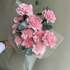 Diantusi buket stojkij stil_nij s evkaliptom