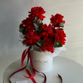 Roskoshnaya kompozitciya frantcuzskih roz s evkaliptom