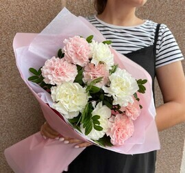 Сочный букет 9 диантусов с фисташкой