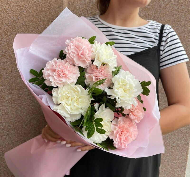 Sochnij buket 9 diantusov s fistashkoj, standart