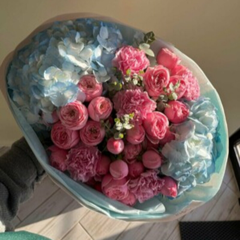 Букет микс с гортензией, кустовыми розами и диантусами, стандартный