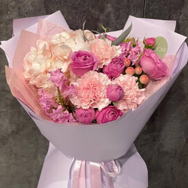 Авторский букет в розовых оттенках с кустовой розой, гортензией, диантусами и декоративными ягодами