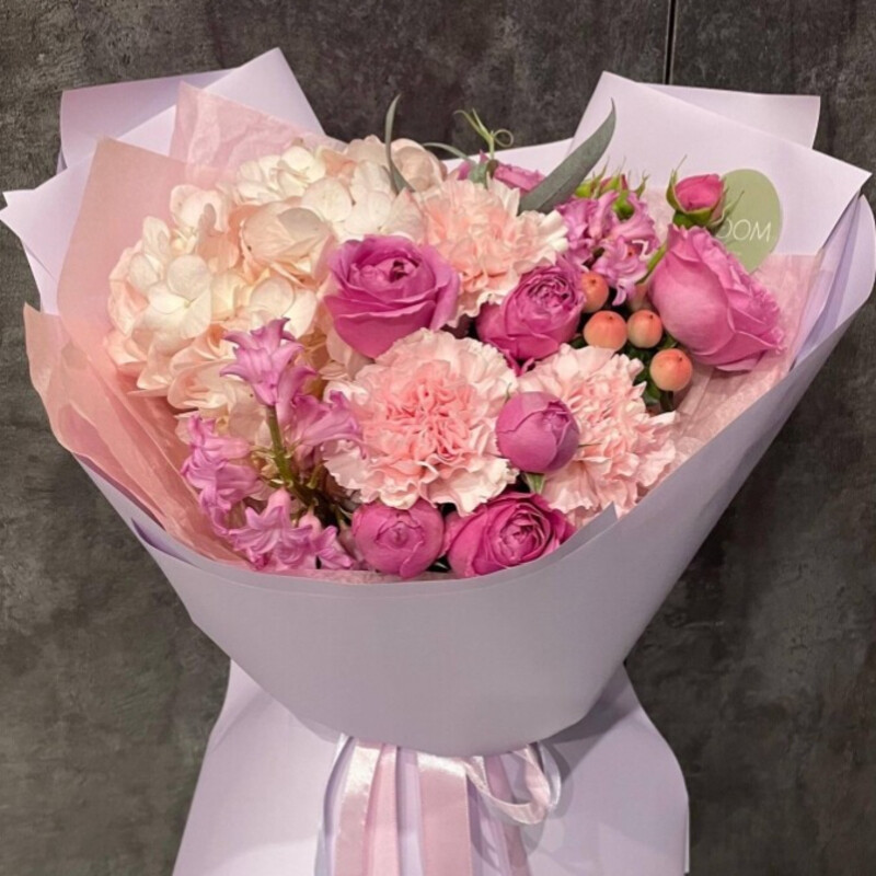 Avtorskij buket v rozovih ottenkah s kustovoj rozoj, gortenziej, diantusami i dekorativnimi yagodami, standart