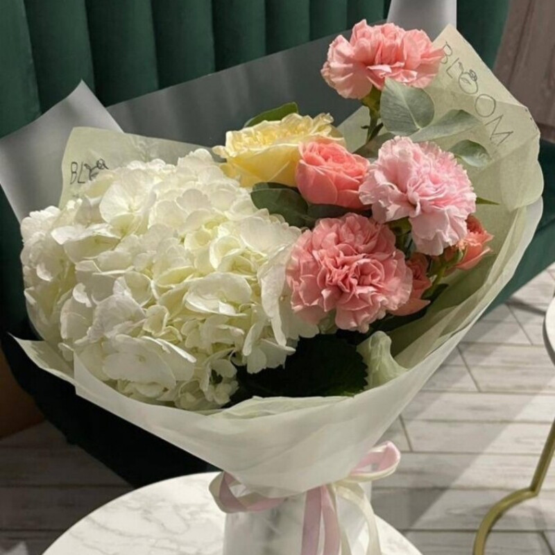 Букет-комплимент с гортензией, розами и диантусами, стандартный