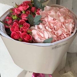 Розовый букет с кустовой розой и гортензией