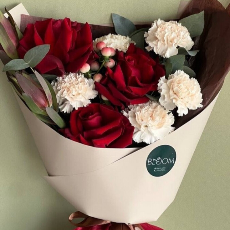 Stil_nij buket s krasnimi rozami i leukodendronom, standart