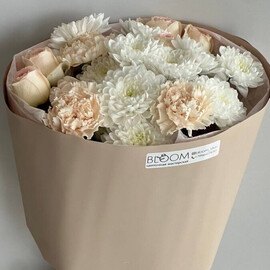 Нежный букет в круглой дизайнерской упаковке с хризантемой, диантусами и розами