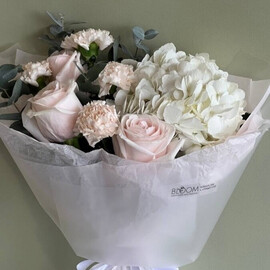 Avtorskij buket s odnogolovimi ekvadorskimi rozami, gortenziej, diantusami i evkaliptom