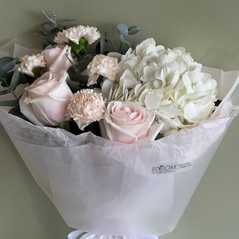 Авторский букет с одноголовыми эквадорскими розами, гортензией, диантусами и эвкалиптом, стандартный