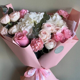 Stil_nij buket v avtorskom oformlenii s rozami, gortenziej i diantusami