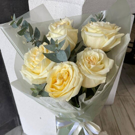 Моно букет из 5 эквадорских молочных роз