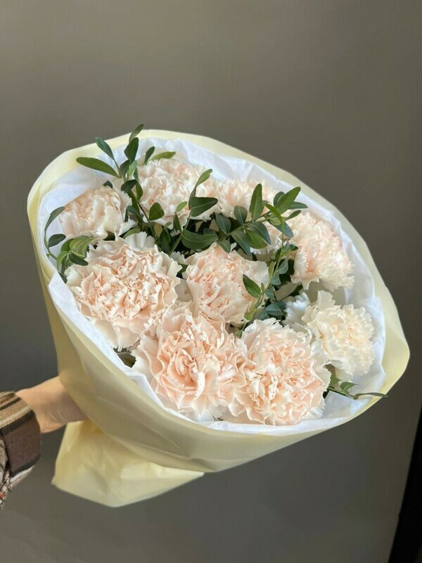 Buket persikovih diantusov ochen_ stil_nih i maksimal_no stojkih v matovoj modnoj upakovke, standart