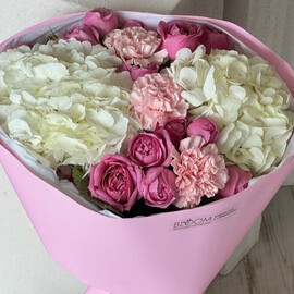 Авторский букет с кустовой малиновой розой, диантусами и гортензией