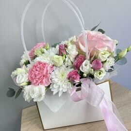 Bol_shaya sumochka s frantcuzskoj rozoj, eustomoj i kustovoj rozoj