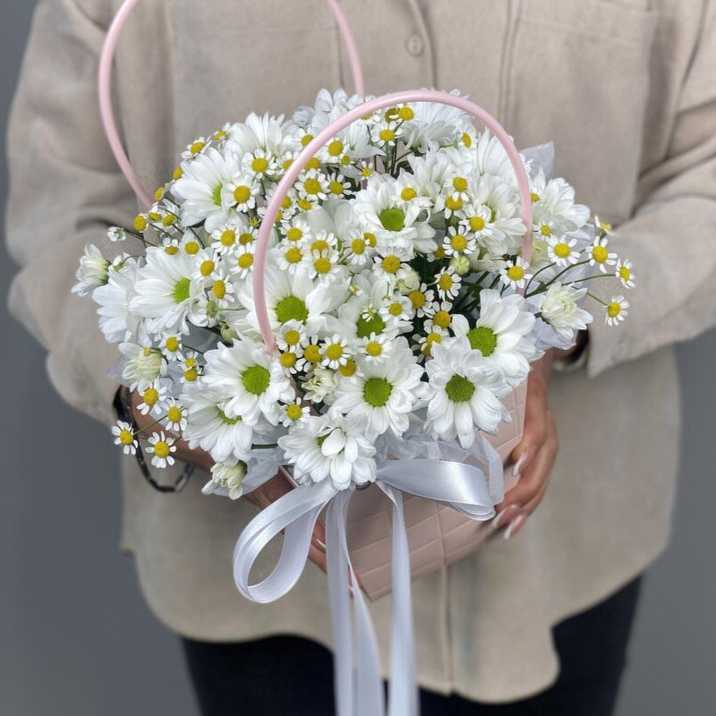 Цветы в сумочке: из стойких цветов кустовых хризантем и ромашки, стандартный