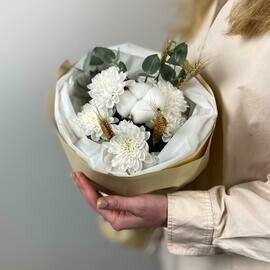 Buket-kompliment iz hrizantem i pshenitci