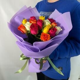 15 разноцветных роз