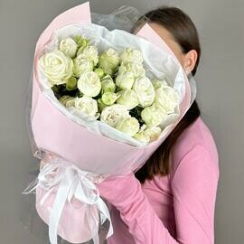 Букет белых кустовых ( пионовидных) роз