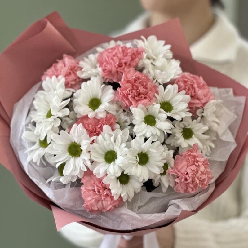 Buket iz gvozdiki i romashki "Mezhdu nami", reduced