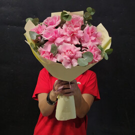 Buket iz 9 frantcuzskih roz 60sm s evkaliptom