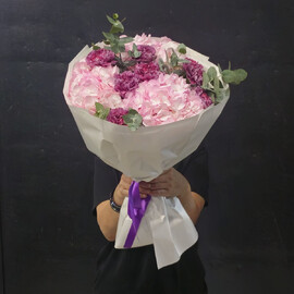 Букет из гортензий и гвоздик