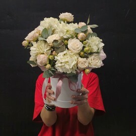 TCveti v korobke iz kustovih roz bombastik i gortenzii