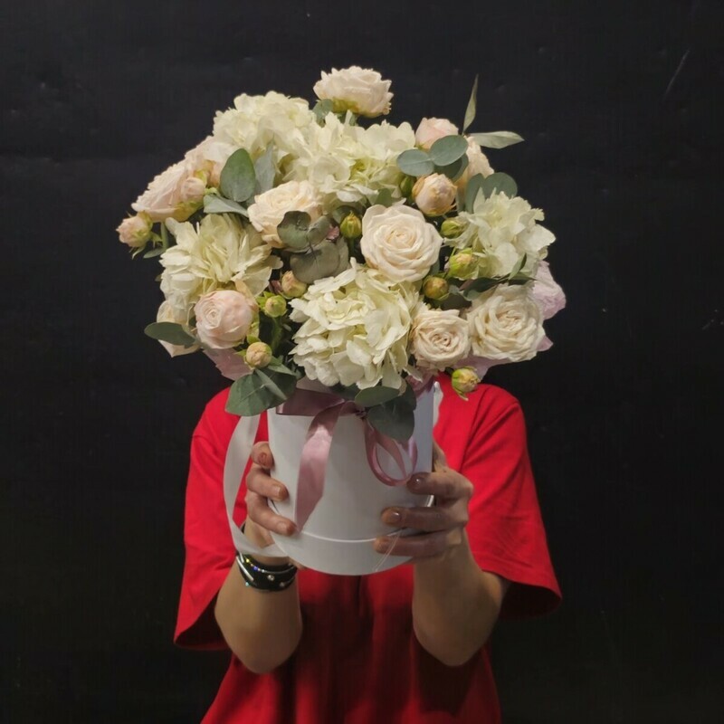 TCveti v korobke iz kustovih roz bombastik i gortenzii, standart