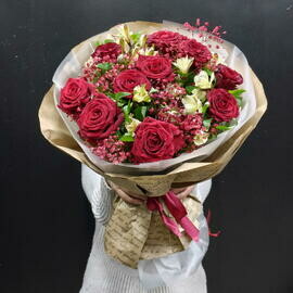 Buket iz krasnih roz gipsofil i al_stromerij