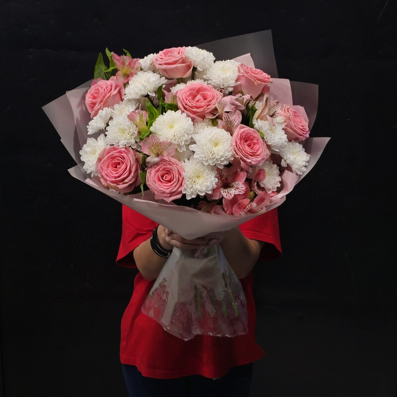 Buket iz kustovih hrizantem roz i al_stromerij, premium