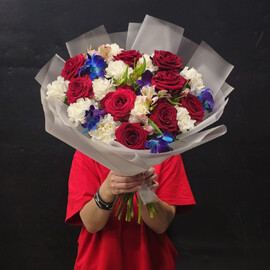 Букет из красных роз, дендробиумов, белой гвоздики и альстромерии