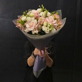 Buket iz frantcuzskih roz, al_stromerij i eustomi