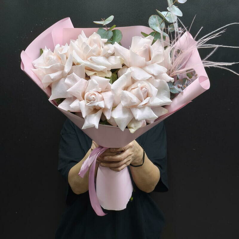 Букет из 5 французских роз с эвкалиптом, букет из 5 французских роз с эвкалиптом