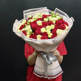 Krasnie rozi, i kustovie belie rozi