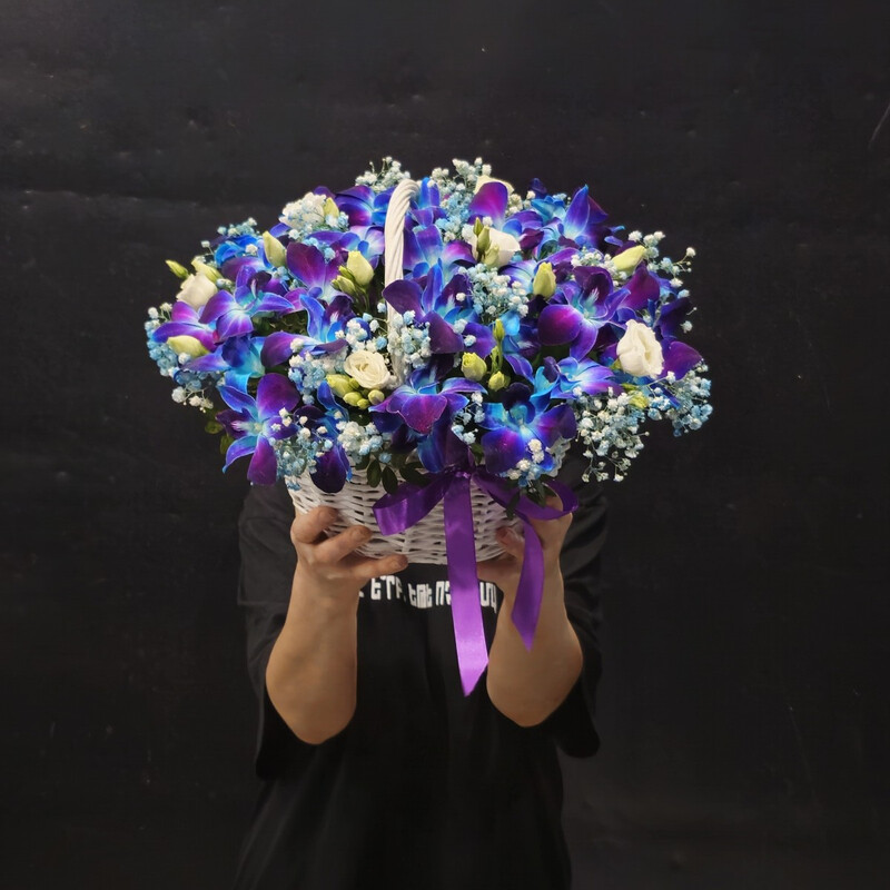 Korzina s tcvetami dendrobium gipsofila i eustoma, standart