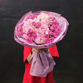 Buket iz rozovih gortenzij i rom Misti babls