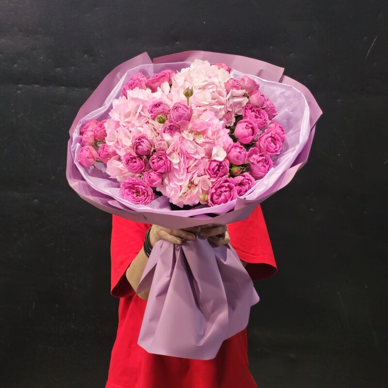 Buket iz rozovih gortenzij i rom Misti babls, standart