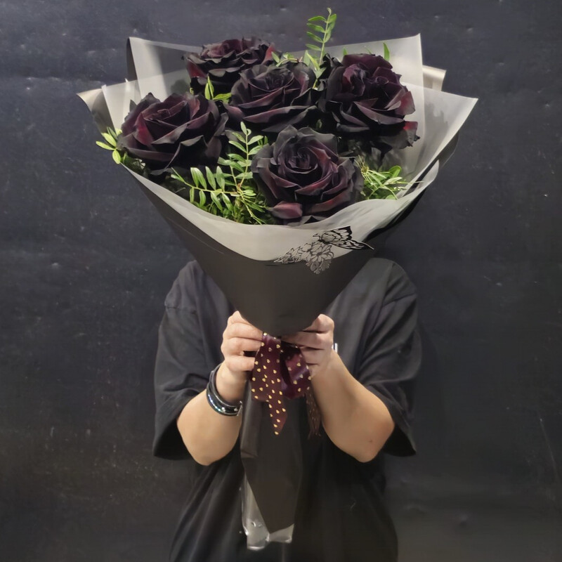 Букет из 5 чёрных Эквадорских роз с писташю, букет из 5 чёрных эквадорских роз с писташю