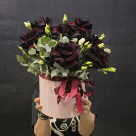 TCveti v korobke iz 7 chernih roz belih eustom i evkalipt