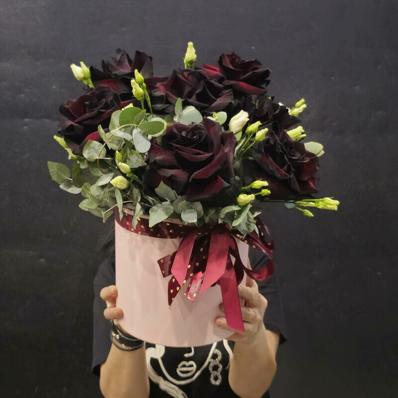 TCveti v korobke iz 7 chernih roz belih eustom i evkalipt, standart