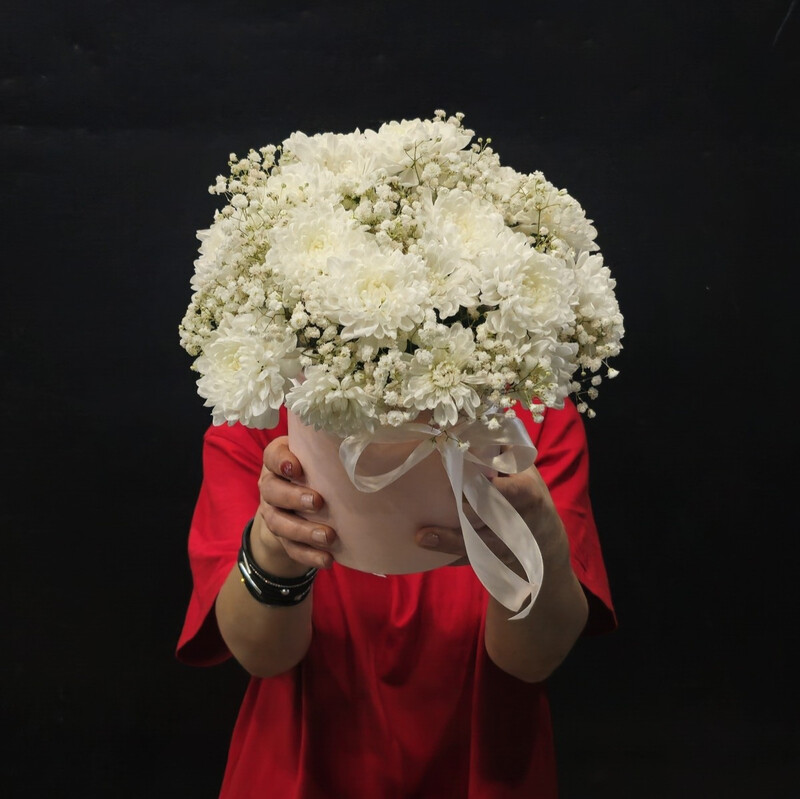 TCveti v korobke hrizantema kustovaya i gipsofila, standart