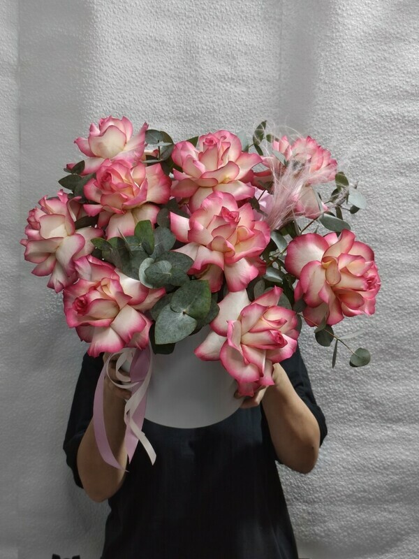 Коробка из 9 французских роз и эвкалипта, стандартный