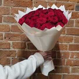 Buket iz 29 krasnih roz Red Naomi 60sm