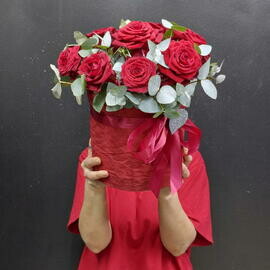 Korobka iz 9 roz s evkaliptom