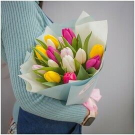 15 Разноцветных тюльпанов в упаковке