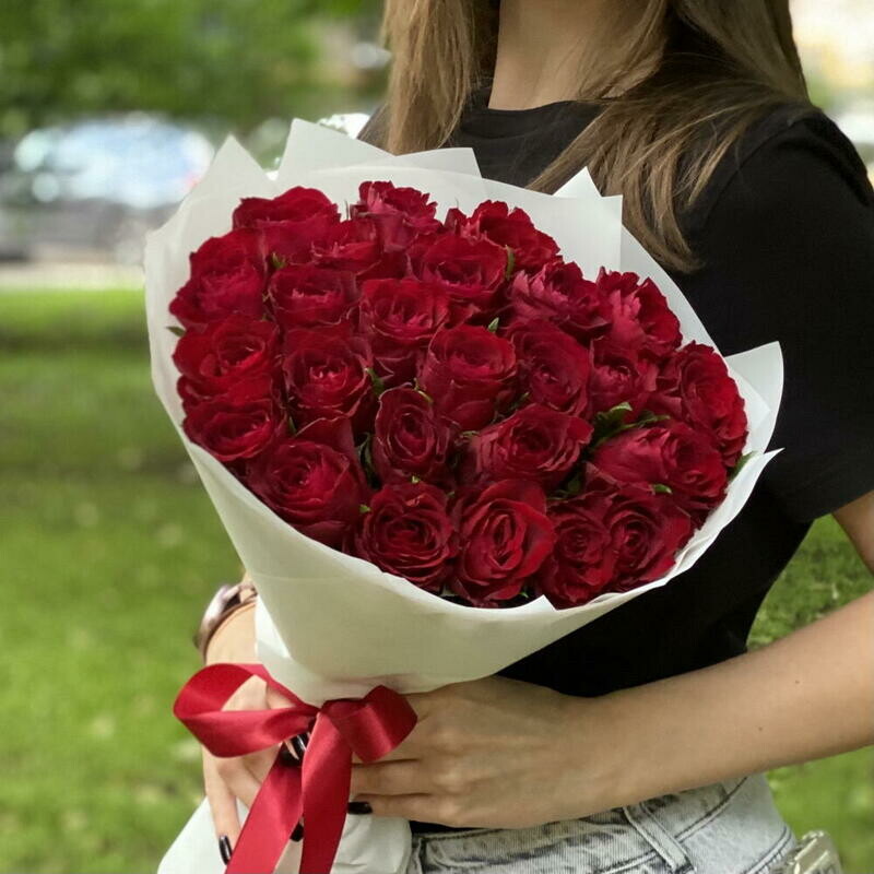 25 Krasnih Roz v upakovke, 25 krasnih roz v upakovke